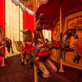 Infine il carosello, l� dove non c�� alcuna musica ad accompagnare il galoppo circolare dei cavalli. Perch� qui non c�� pi� spazio per le risate e le grida gioiose dei bambini: la festa, a Miragica, � finita